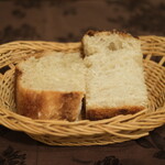 プールトワ - ランチコース 2000円 のパン