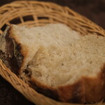 プールトワ - ランチコース 2000円 のパン