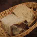 プールトワ - ランチコース 2000円 のパン