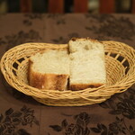 プールトワ - ランチコース 2000円 のパン