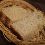 プールトワ - ランチコース 2000円 のパン