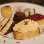 プールトワ - ランチコース 2000円 のデザート盛り合わせ