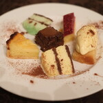 プールトワ - ランチコース 2000円 のデザート盛り合わせ