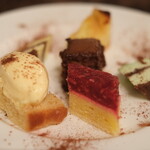 プールトワ - ランチコース 2000円 のデザート盛り合わせ