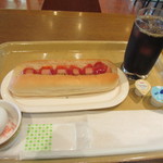 カフェティ - カウンターに座ると直ぐに注文したモーニングホットドッグセット４００円の出来上がりです。
            