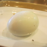 カフェティ - モーニングのセットにはホットドッグの他にゆで卵が付いて来ます、この日はちゃんと綺麗に剥けました。
            
