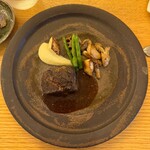 デトレゾン - 肉料理、スペシャリテ 和牛のほほ肉のグリエ 粒マスタードソース