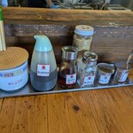 大砲ラーメン  - 見慣れた調味料類