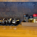 横浜らーめん 七七家 - 料理写真:卓上調味料など