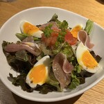 炭火焼鳥 しげ - 生ハムと半熟玉子のサラダ