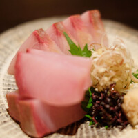 日本料理 楮山 - ランチ定食 1500円 の天然ブリ刺し