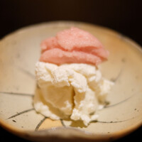 日本料理 楮山 - ランチ定食 1500円 の酒粕アイス 苺アイス添え