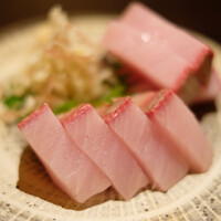日本料理 楮山 - ランチ定食 1500円 の天然ブリ刺し