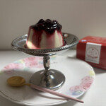 ブランジュリー パリの空の下 - フリュイルージュの半生コンフィチュール 乗せました。メチャ美味しいです！