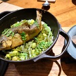 ビストロ ドゥーブルオーンズ - 〆ご飯『鮎のコンフィ、花ニラ、枝豆、山椒』