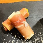 モンテマーレ - 生ハムとチーズの二色巻き