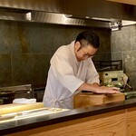 317564966 - 目の前で鰹節を削る