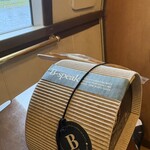 特急 ゆふいんの森 - 今回いただいたのは、あの湯布院では知る人ぞ知るB-speakのロールケーキです。山荘無量塔でいただいたり、以前お店で購入して以来 (600円)最高の味です。