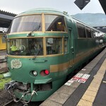 特急 ゆふいんの森 - やって来ました。ゆふいんの森 今回乗車するのはレアな初代の1世 初代だけにデザイン性に溢れる独自の活気的な車両でファンも多いです。(♥ω♥*)ちなみに私も大好き久しぶり乗車で嬉しいです。