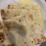 EARTH CAFE - サービスのハーフチーズナン