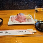 寿し善 - 刺し盛りと日本酒