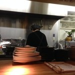 一保° - H.26.10.20.夜 カウンター奥から二番目の席から厨房方面。