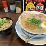 だるま大使 - 達磨ラーメン　モツライス小