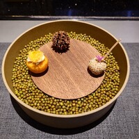 Gris - ▷フィンガーフード
                    豚のリエットはバラ肉を低温で煮てから
                    ブラックオリーブの団子で丸めてあります
                    
                    もう一つ左手の方が下がパプリカの蒸しパンに
                    上が三重県の鰆のクリームとチーズが付いています
                    との説明