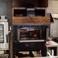 Gris - ​高温窯によるロースト調理: 国内でも数台しかないというフランス、ナルラージュ地方の白土煉瓦を使用した特殊な調理窯を使用し、最高温度400℃の熱で食材を高温ローストするのが大きな特徴です