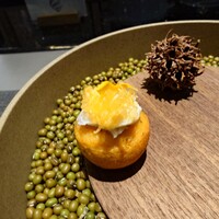 Gris - 左手のフィンガーフードは
                    魚のすり身な味わいと軽くチーズ感？
                    旨味感のある味わいだった