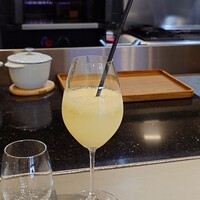 Gris - ▷大人の発酵レモンスカッシュ　＋900円
                    レモンの爽やかさと甘み以外にも皮の粒感
                    発酵されている為か
                    味わいに優しさがあり美味しいねえ♪
                    飲んだあとに旨味感がジンワリとは残る
                    味わいのチェンジには最適