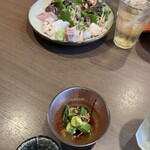 郷 - お通しも美味しい、梅が入ってました。盛り付け綺麗なお刺身
