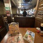 豚吉 - 店内準備のためか、おひとり様ですが今日はテーブルに案内されました‍♀️