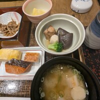 日本料理 嵯峨野 (ホテル日航プリンセス京都) - 焼き鮭・だし巻き玉子・蒲鉾・きんぴら・炊き合わせお味噌汁など。。