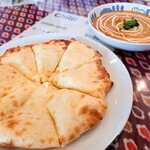 ビル ゴロカリ キッチン - チーズナン & オクラチキンカレー