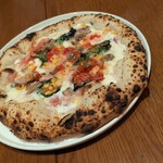 ピッツェリア バンバール - バンビーノ(クリームソース、モッツァレラ、バジル、コーン、プロシュート、トマトソース)