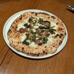 ピッツェリア バンバール - サルシッチャ＆プリアリエッリ(ソーセージ、イタリアの菜の花、モッツァレラ、スモークチーズ、コショウ)