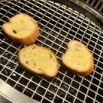 YORONIKU TOKYO AZABUDAIHILLS - ブルスケッタ用パンを網でトースト
