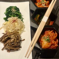 YORONIKU TOKYO AZABUDAIHILLS - ナムルとキムチ盛り合わせ