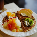 ぽえむ - フルーツワッフル (￥780)、コーヒー・フロート (￥500)