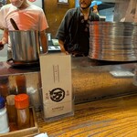 丸万焼鳥 - 焼き場の目の前