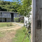 こぞらのおやつ - 正面の建物がホテルです。