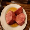 焼肉 たくちゃん - 10センチ極厚タン。三片が半分に切ってあるので合計６切れ