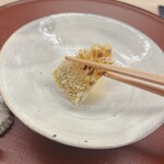 日本料理 久丹 - 松笠仕上げにした甘鯛の鱗。最後に残しておきましたヾ(≧▽≦)ﾉ