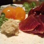 酒盃 - 比内地鶏の刺身・・。