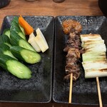 串焼と魚 のんき - 自家製おしんこ盛り480円、ハツモト串（2本お値段失念）、ネギ焼き200円