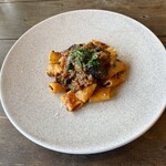 LOGICA - 国産牛と茄子、バジリコのボローニャ風ミートソース'リガトーニ'