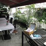 후단 카페 - テラス席　これから涼しくなると混み合いそう