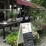 후단 카페 - お店の前　緑の植物とテラス席