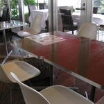 후단 카페 - テーブル席　テラス側からの採光も十分